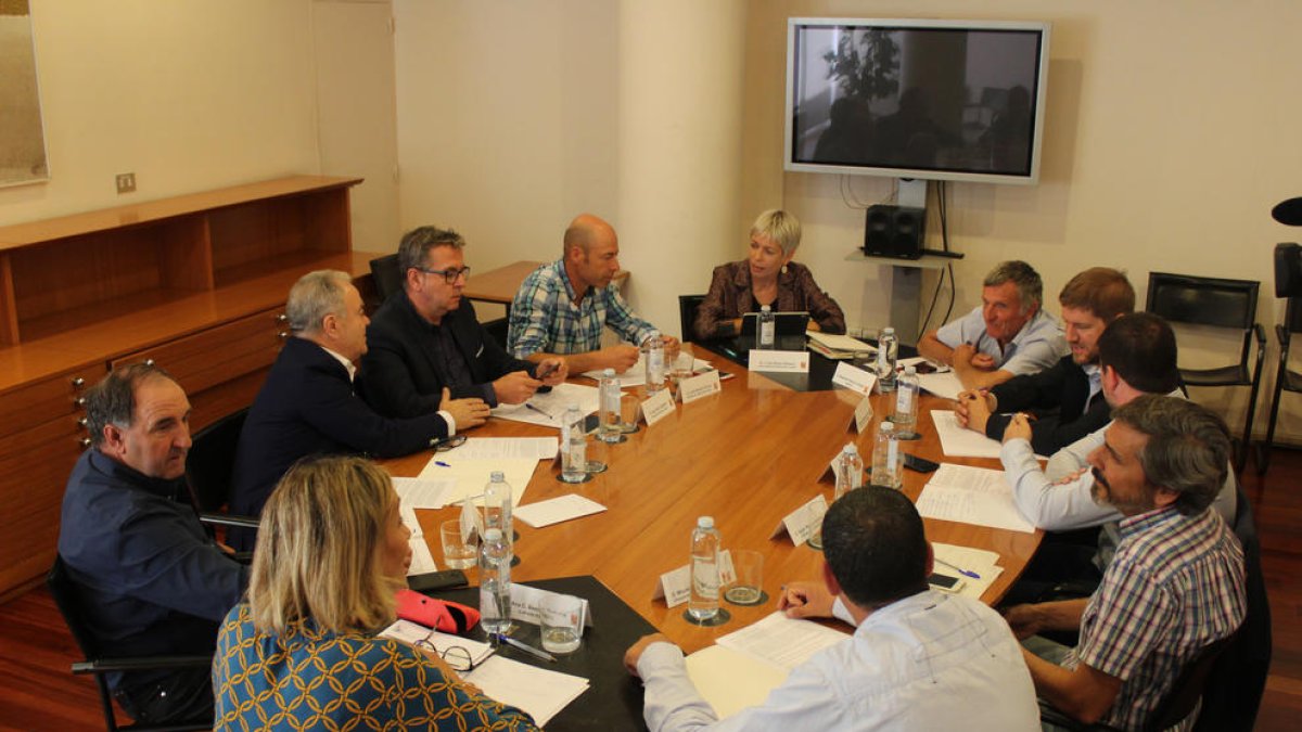 La reunió d’ahir a la Diputació d’Osca per tractar la regulació de Mont-rebei.