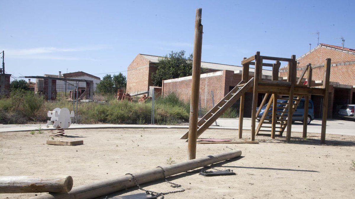 Columpio derribado en el parque infantil de Preixana.