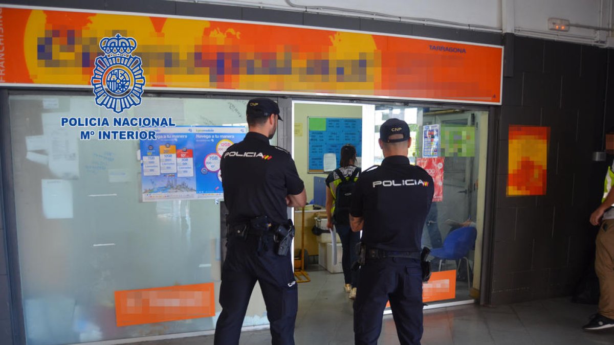 Vista dels agents que han participat en l’operació contra l’explotació laboral i sexual.