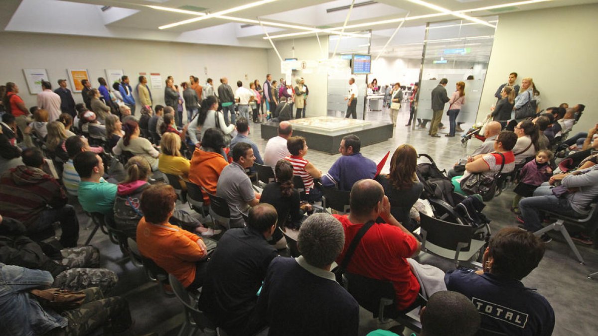 Imatge d’arxiu de la sala d’espera de l’oficina de l’atur de Lleida, al carrer Acadèmia.