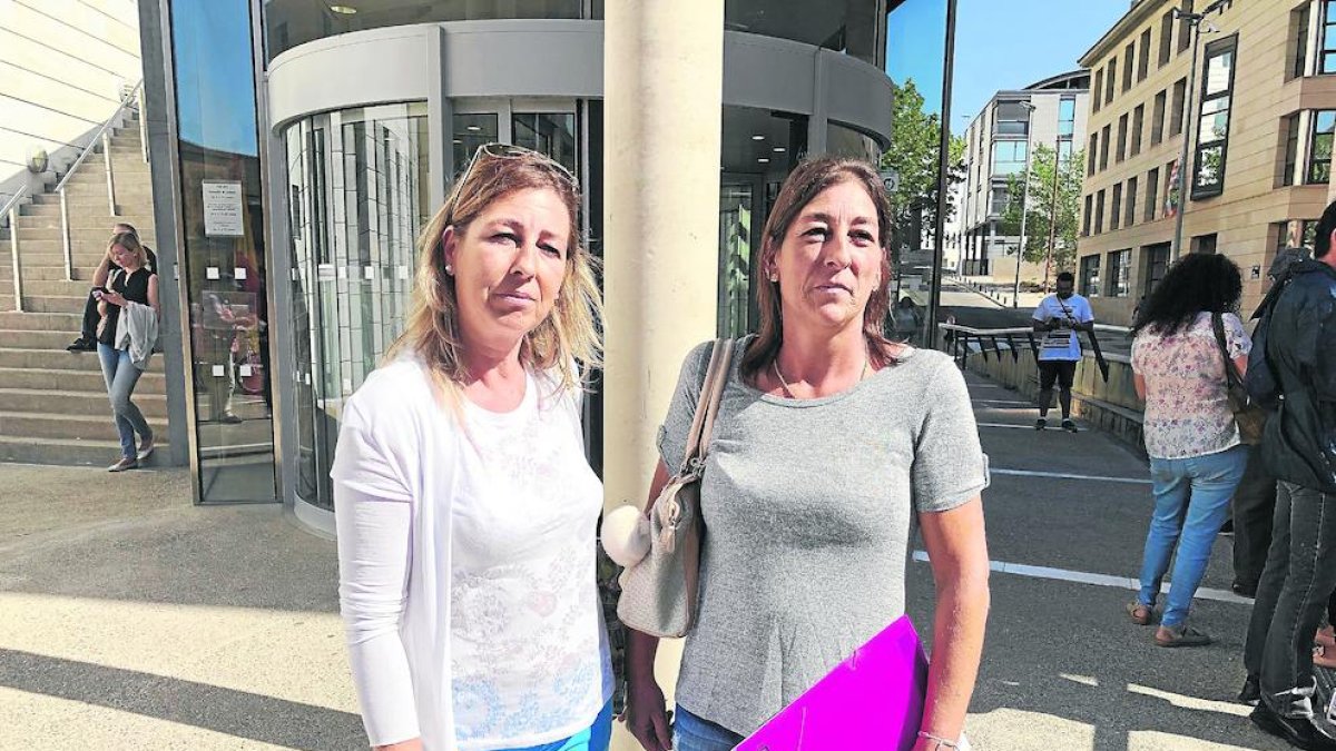 Mari Valle i Mari Luz Moreno, ahir a les portes dels jutjats de Lleida.