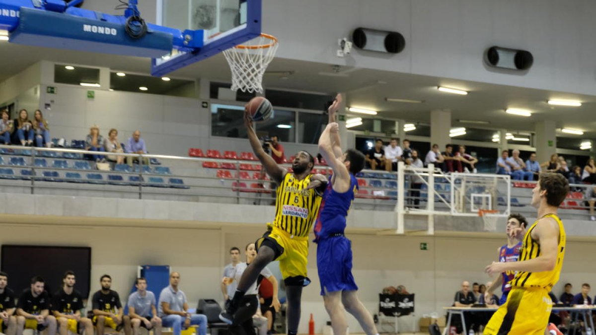 Wendell entra a cistella en una acció del partit d’ahir a la Ciutat Esportiva blaugrana.