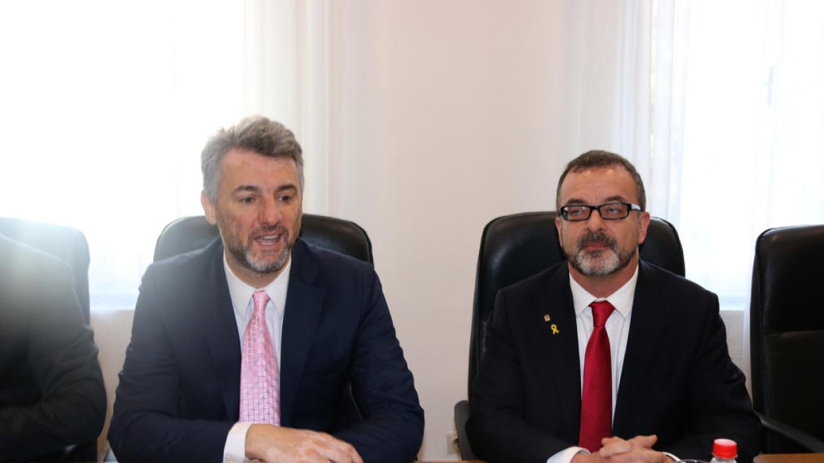Edin Forto y Alfred Bosch, en un momento del encuentro que mantuvieron ayer en Sarajevo.