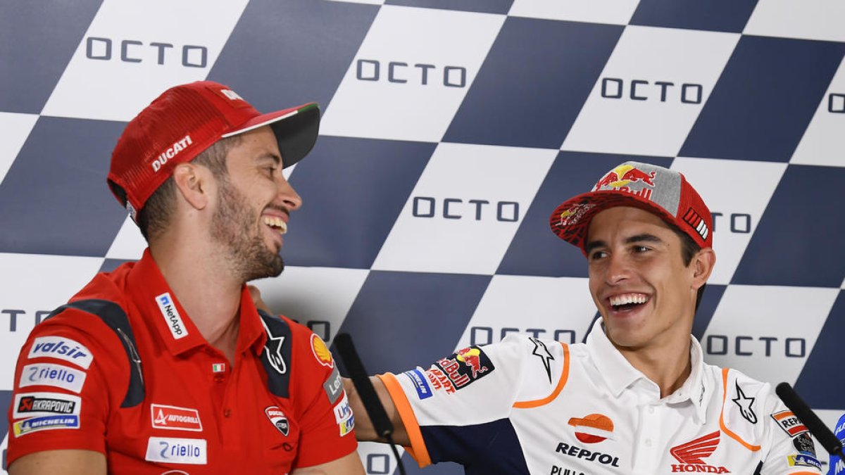 Marc Màrquez fa broma amb Dovizioso durant la roda de premsa d’ahir.