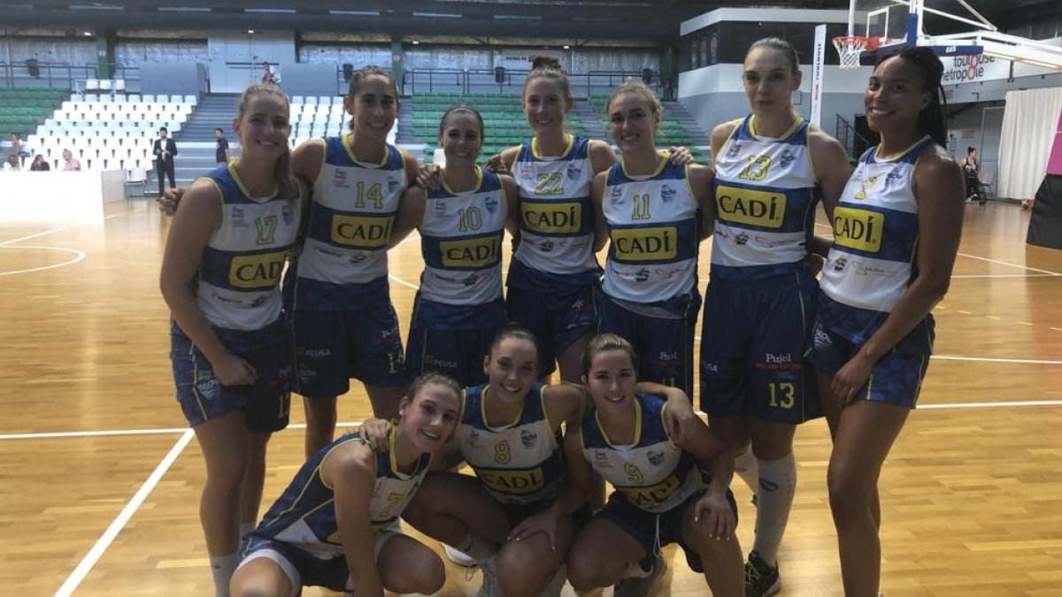 Les jugadores del Cadí la Seu, ahir a la pista del Tolosa.