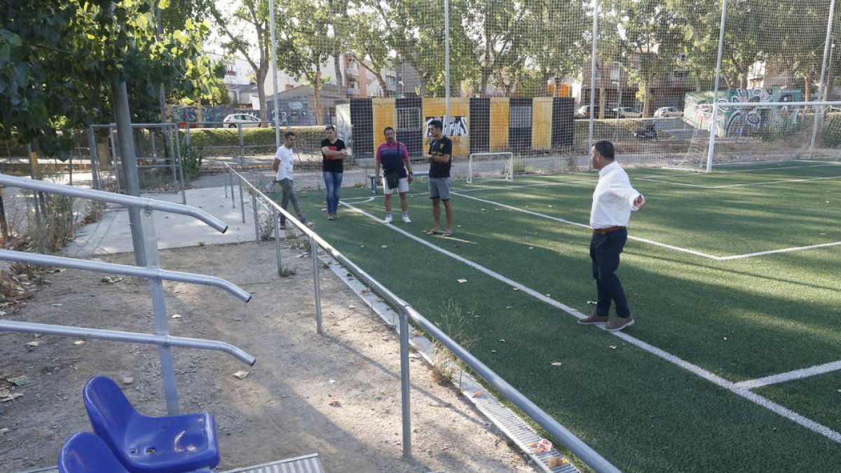 El club pide pavimentar el perímetro del campo de fútbol 7.