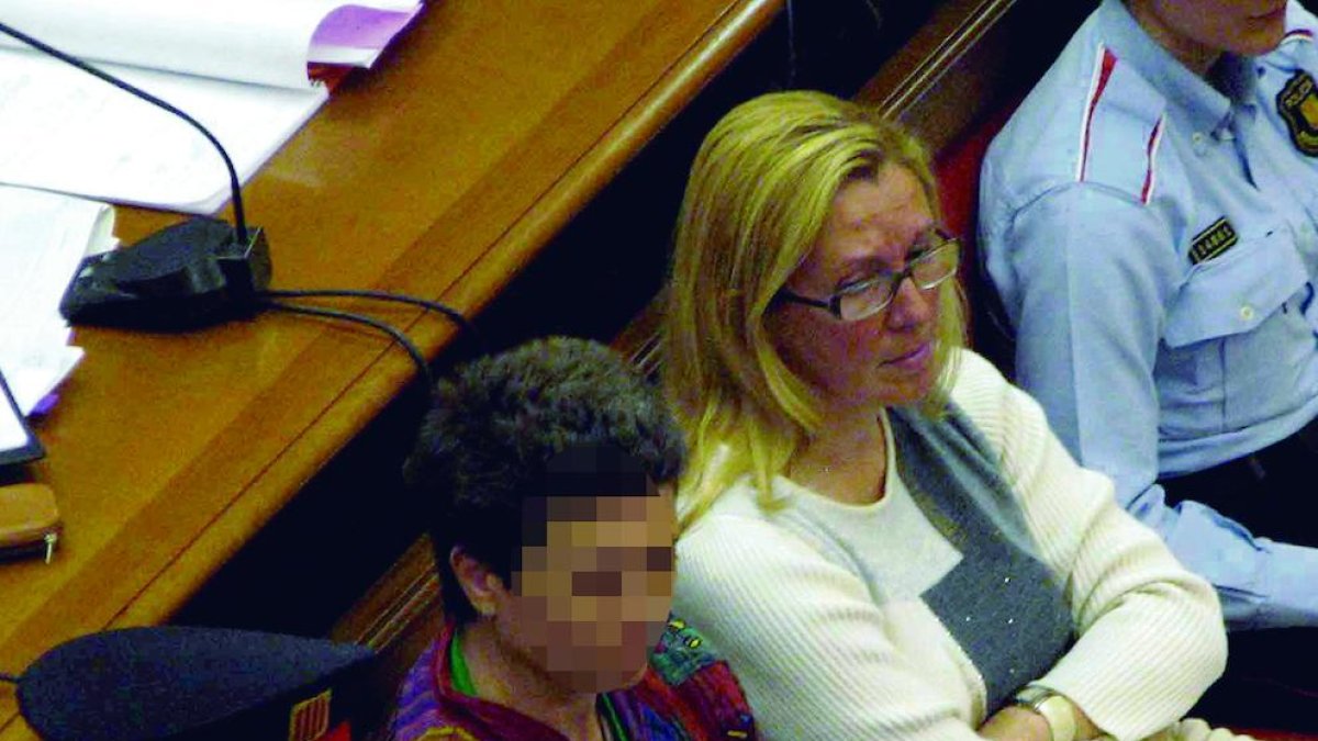 Carmen Badia, en el centro, durante el juicio por el crimen.