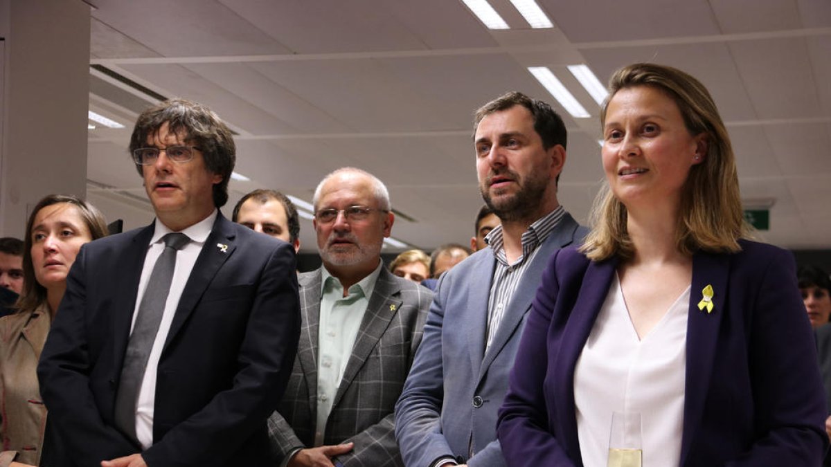 Serret al costat de Puigdemont, Lluís Puig i Toni Comín en la celebració de la Diada a Brussel·les.