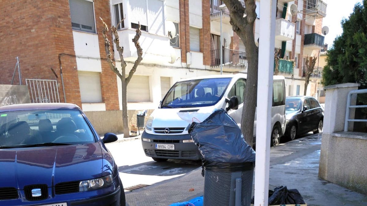 Les escombraries s’acumulen al voltant de papereres.