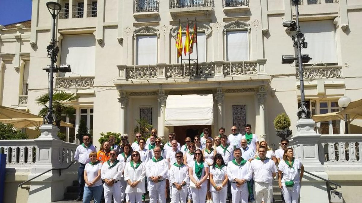 Concentració de repulsa davant de l’ajuntament d’Osca, ahir.