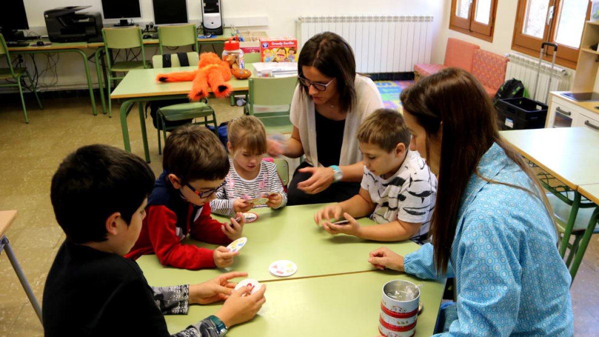 Alumnes a l’escola de Tírvia, ahir.