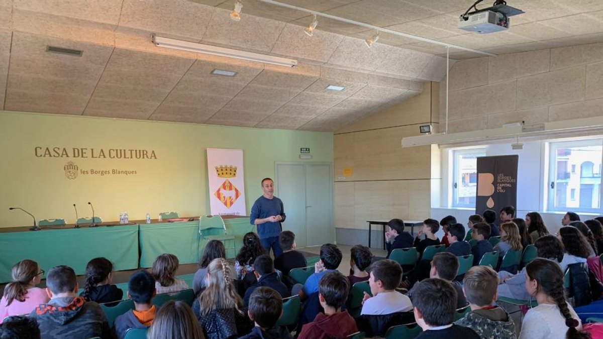 El escritor Pep Molist presentó ayer uno de sus libros infantiles en el estreno de Les Borges Negres.