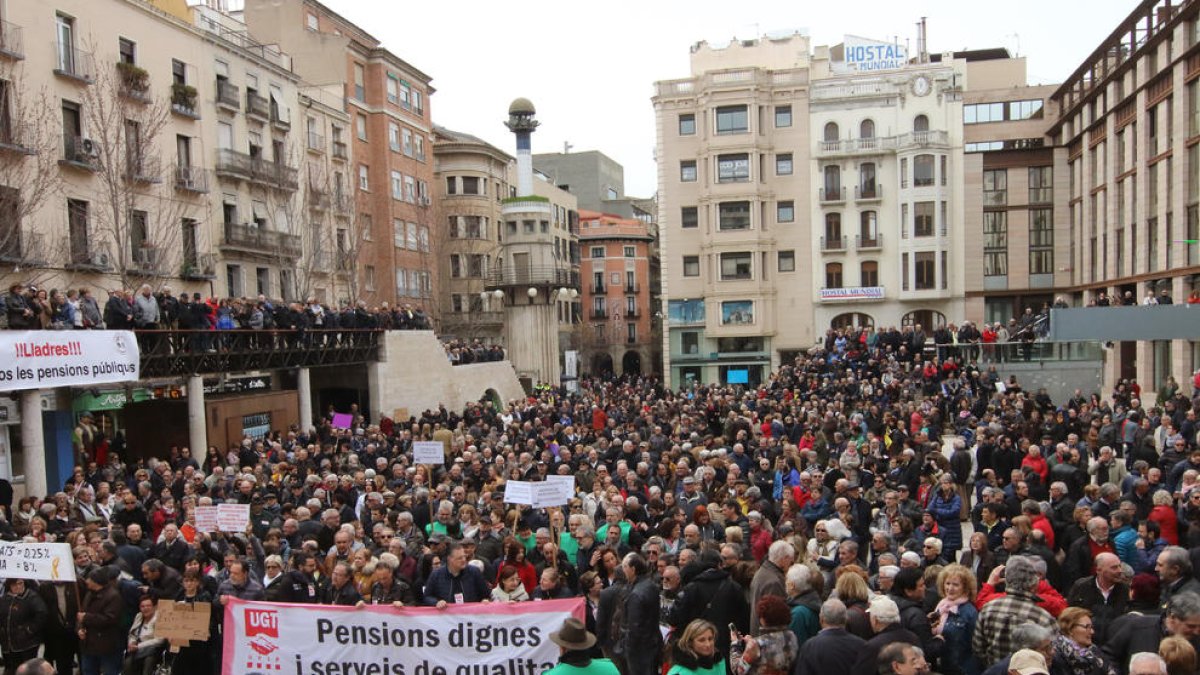 Imagen de una manifestación de pensionistas el año pasado en la capital del Segrià.