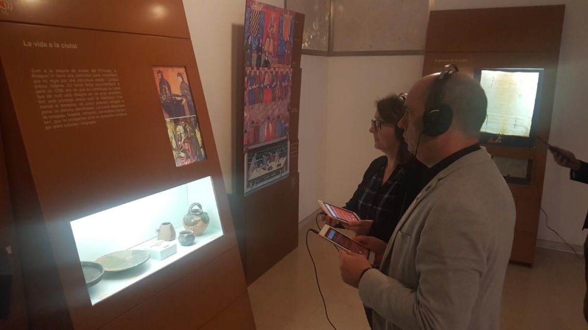 El alcalde de Balaguer, Jordi Ignasi Vidal, con una de las audioguías.