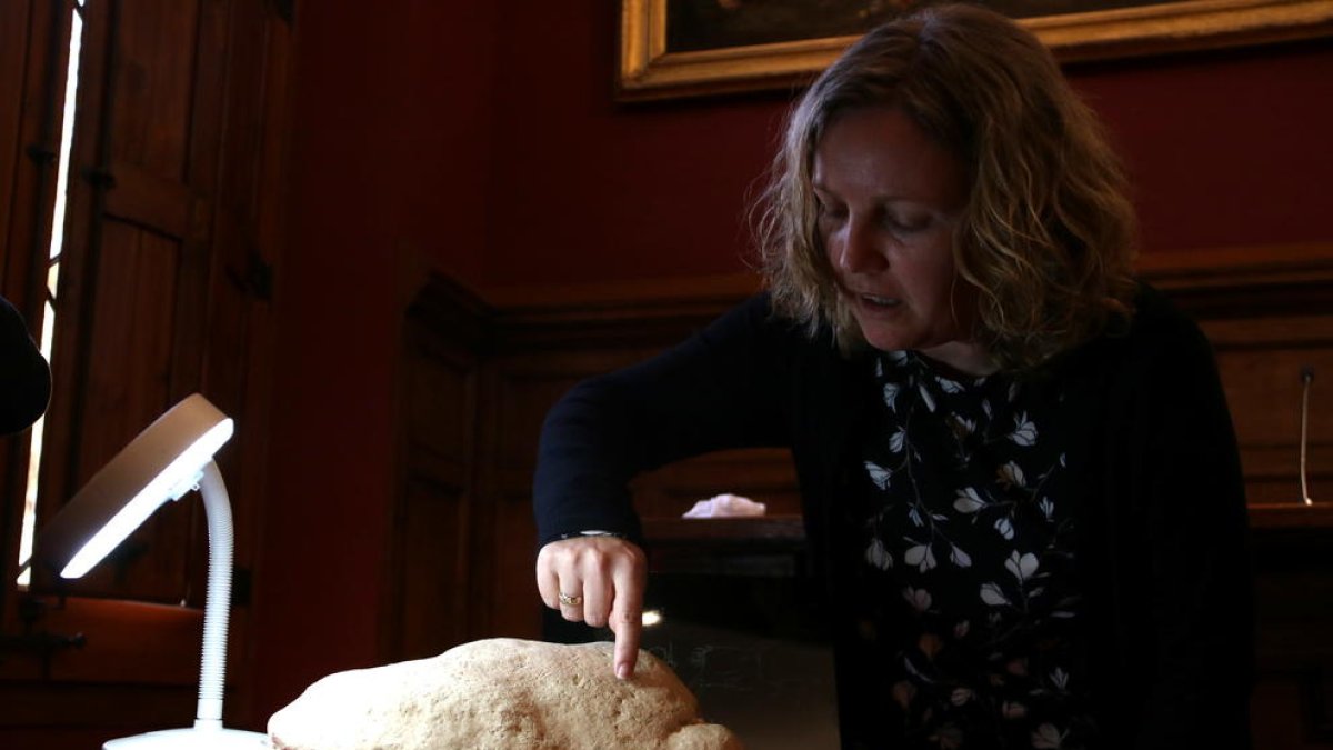 La experta Inés Domingo con la pieza de arte paleolítico.