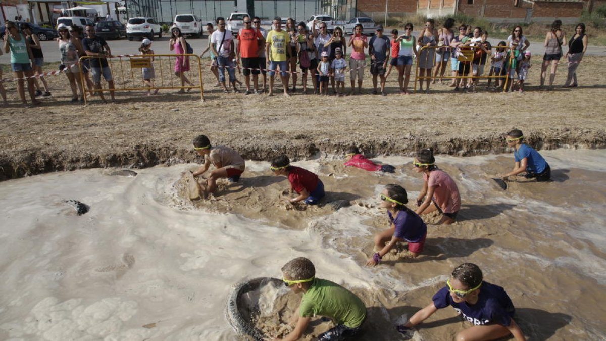 Arrebossats de fang, nens i adults competiran per endur-se el triomf en la prova.