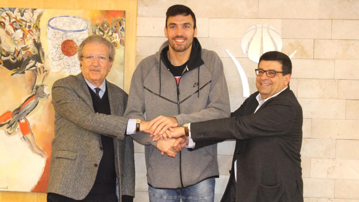 Oriola, al costat de Joan Fa i Ferran Aril després de la firma de l’acord.