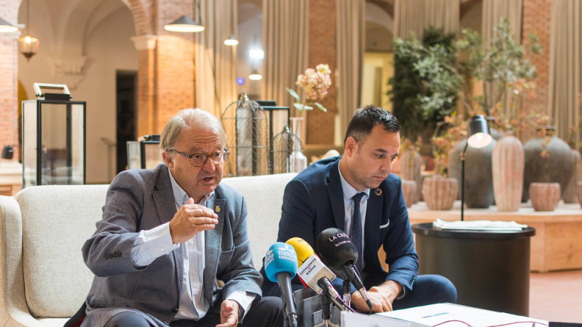 El tinent d'alcalde i regidor de Promoció Econòmica i Emprenedoria, Paco Cerdà, i el director del Parador de Lleida,  Miquel López.