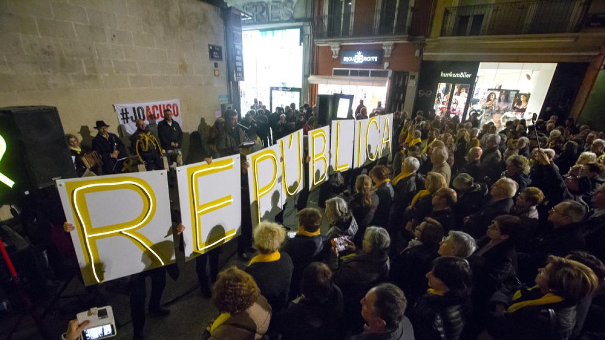 Com cada dilluns, els cantaires es van congregar davant de la Paeria per exigir la llibertat dels presos.