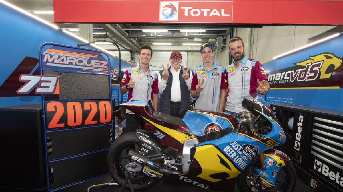 Àlex Màrquez celebra su renovación por el equipo MarcVDS con los responsables técnico y el dueño de la escuadra, Marc van der Straten.