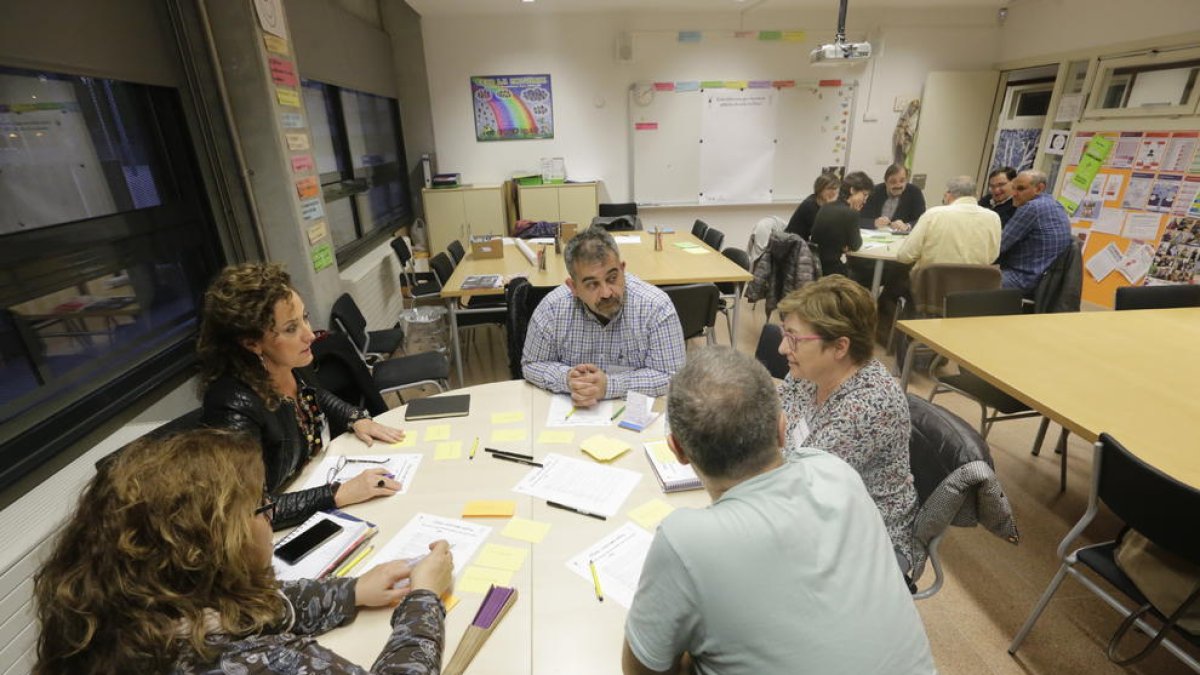 El colegio La Mitjana acogió ayer el primer taller sobre el civismo.