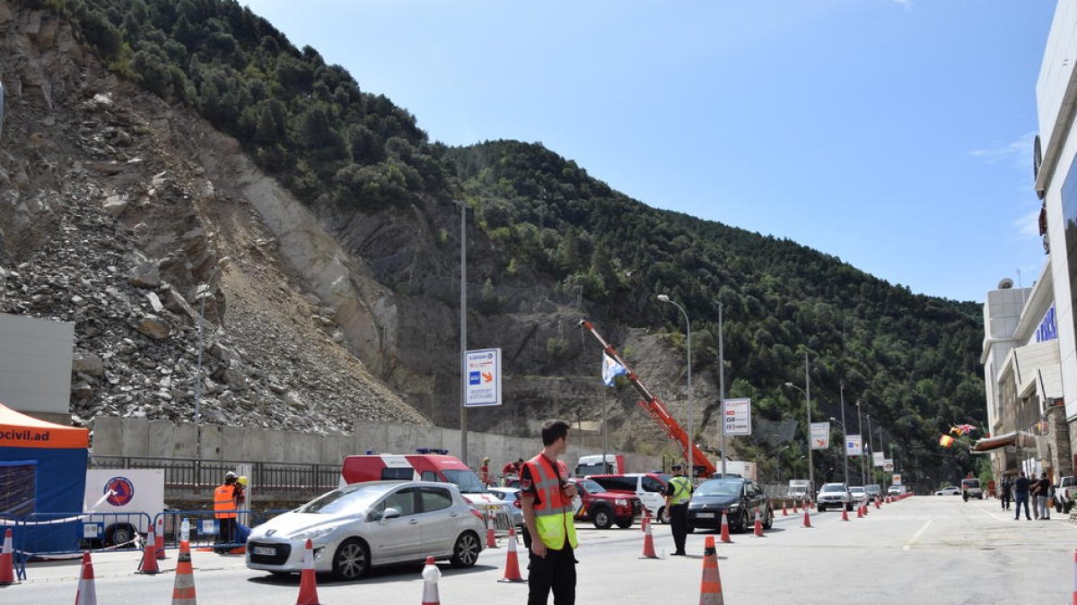 Els treballs per instal·lar el mur provisional avançaven ahir a bon ritme.