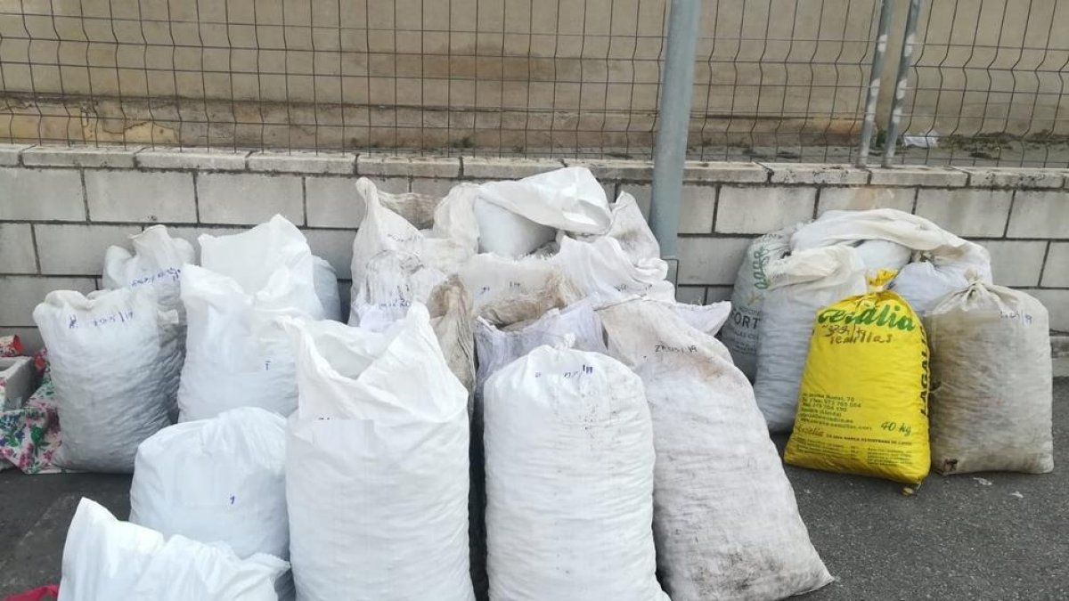 Imagen de los sacos de almendras que los Mossos han recuperado.