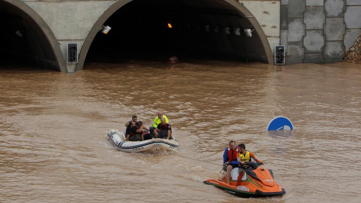 Les autoritats van rescatar quatre conductors que es van quedar atrapats en un túnel negat de l’AP-7 a Alacant.
