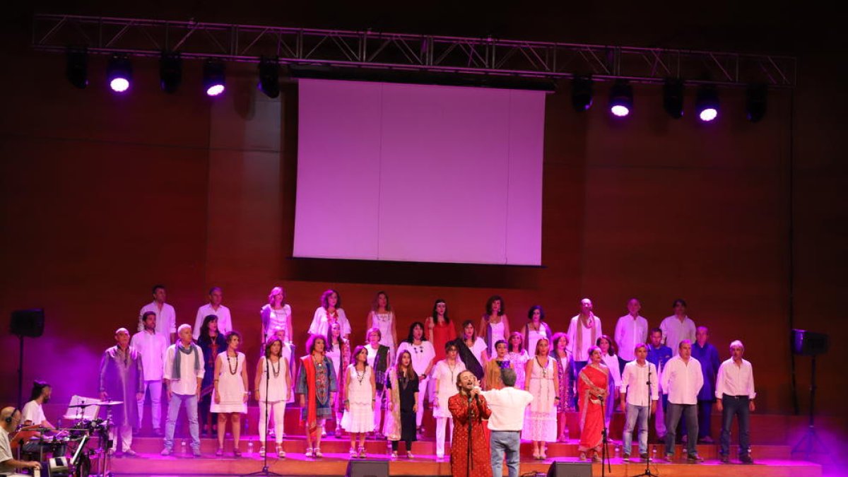 Un moment de l’actuació de Veus.kat, ahir, a l’Auditori Enric Granados de Lleida.