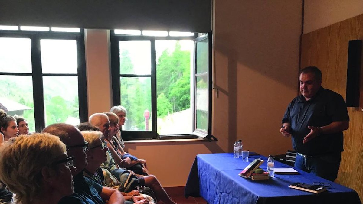 Más de 60 personas acudieron a la presentación de la novela.