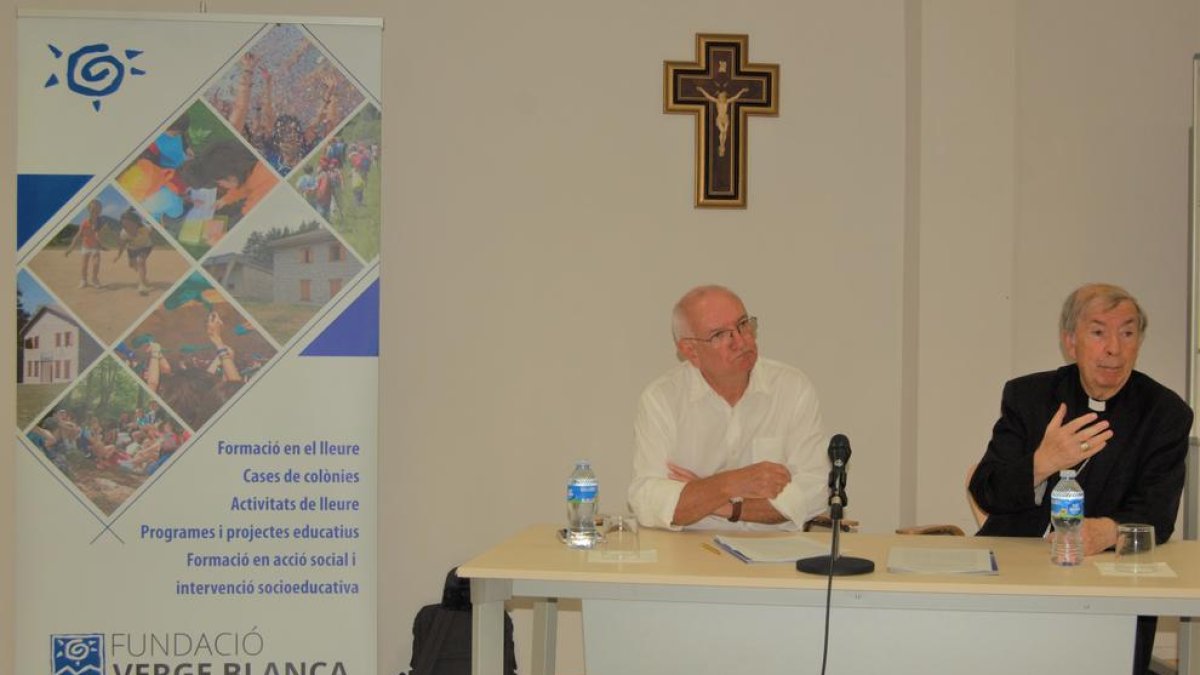 J.R. Saura (Fundació Verge Blanca) y Salvador Giménez, obispo.