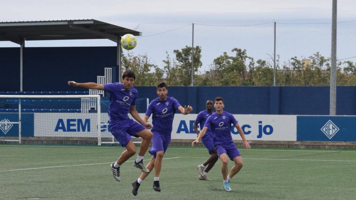 La plantilla es va entrenar al camp de l’AEM.