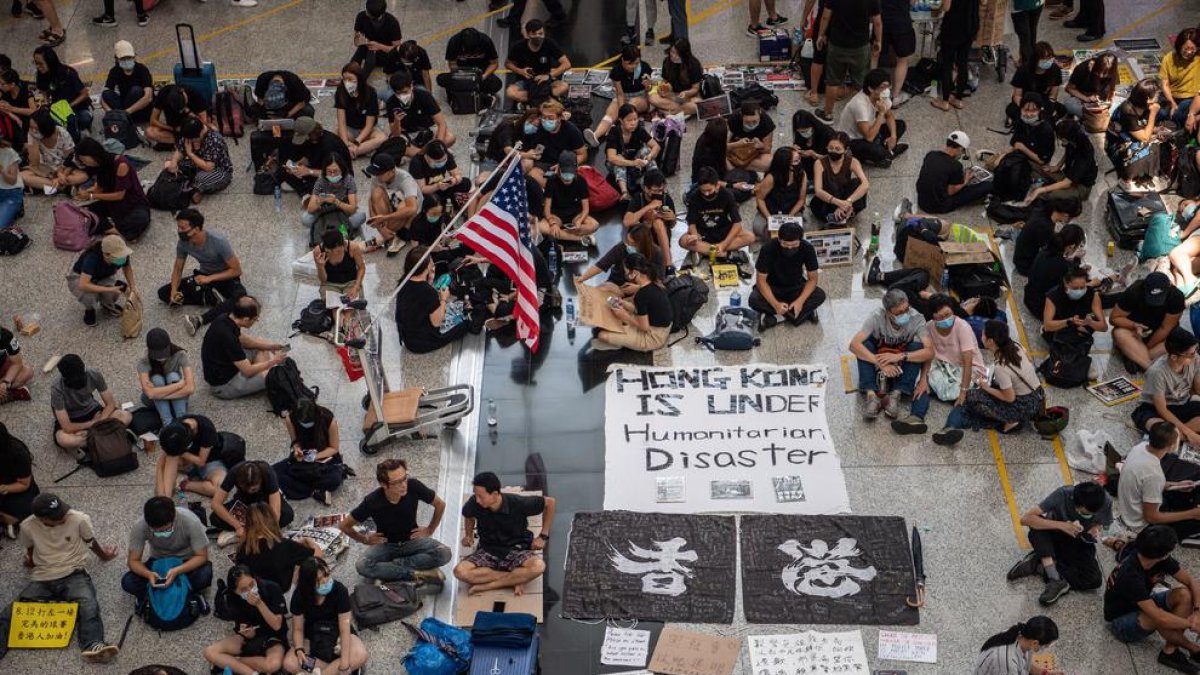 Els manifestants van tornar a provocar la paràlisi de l’aeroport de Hong Kong.