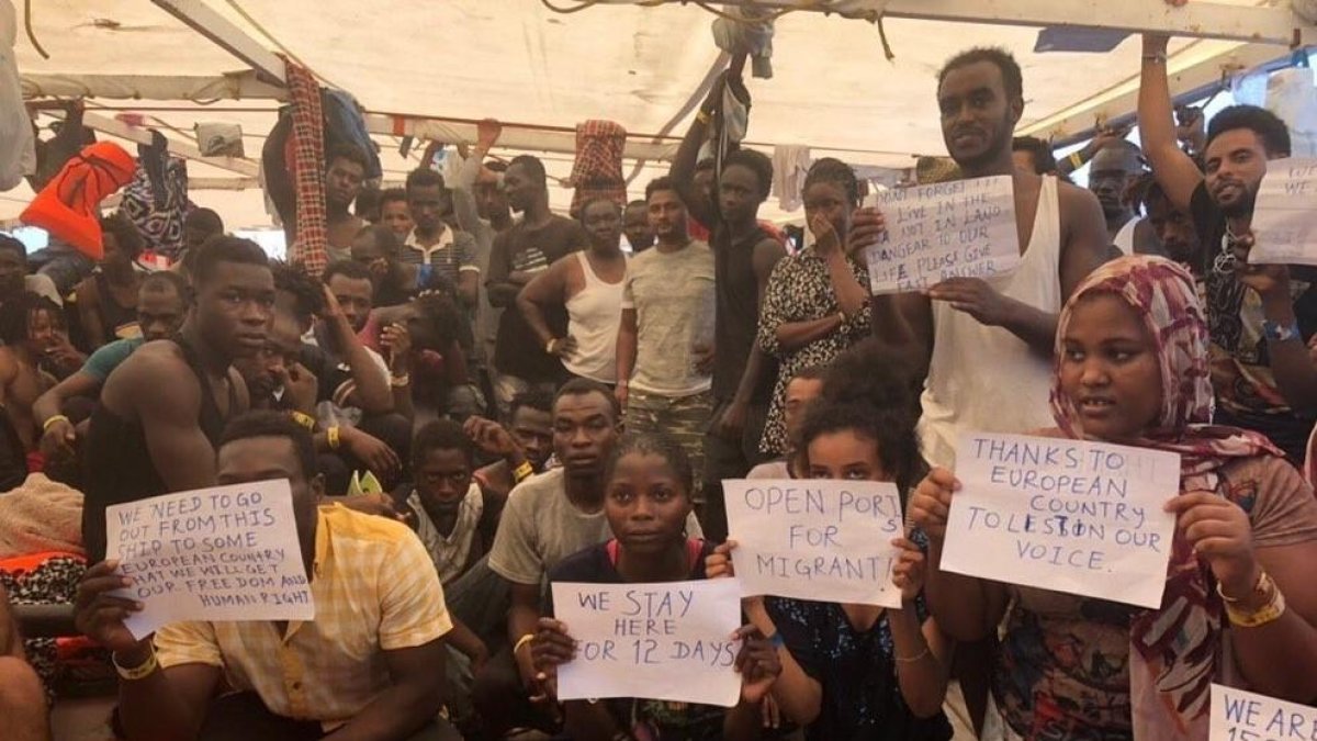 Protesta dels migrants a bord del vaixell de l’ONG catalana Open Arms.