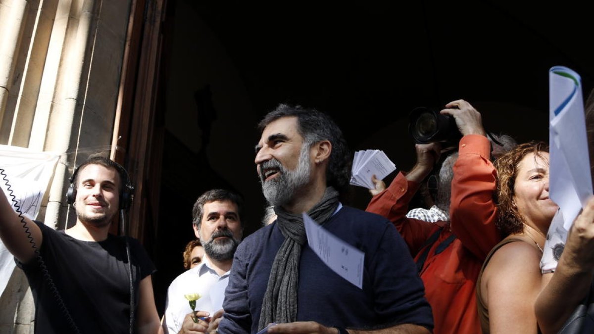 Cuixart, al costat de Sànchez, repartint paperetes de l’1-O, el 2017.