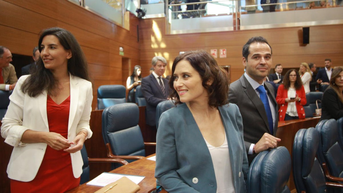 Monasterio, de Vox, Ayuso, del PP, i Aguado, de Cs, ahir, en la sessió d’investidura a Madrid.