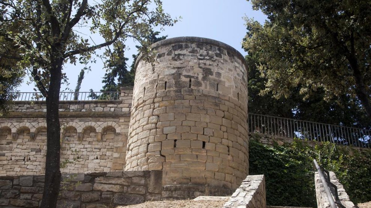 Un dels tres torricons de Sant Eloi, amb profundes esquerdes a la vista.