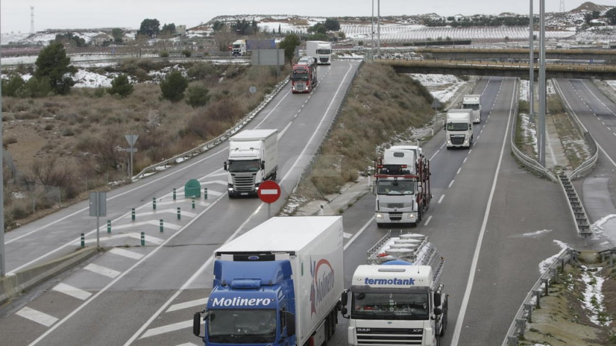 Camiones en una autovía.