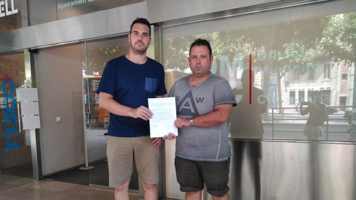 Representants de l’associació VMP Lleida, amb la queixa.