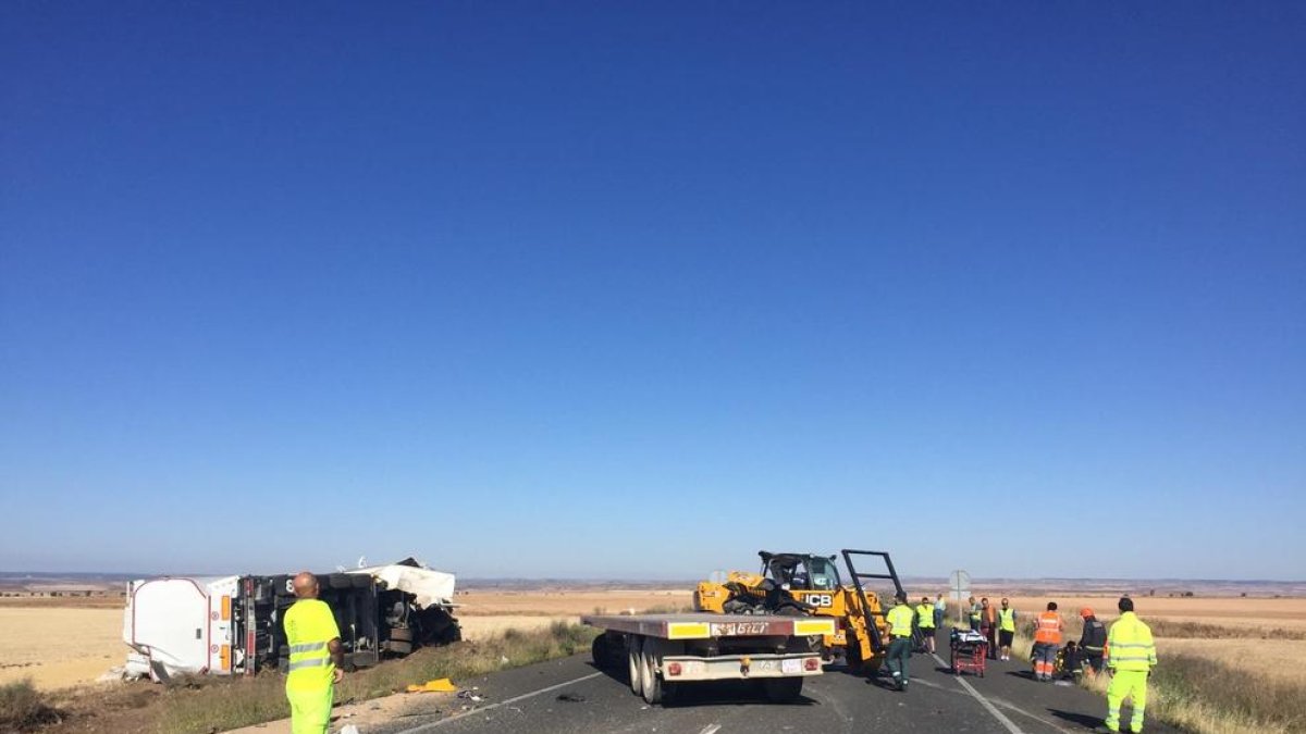 Imagen de la colisión entre un camión y un vehículo agrícola ayer por la mañana en Fraga.