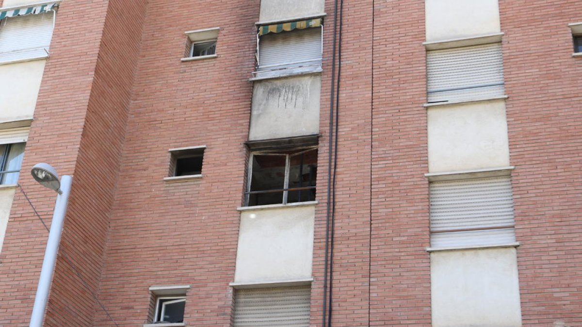 Imatge de l’habitatge okupat ahir, que encara presenta els desperfectes d’un incendi.
