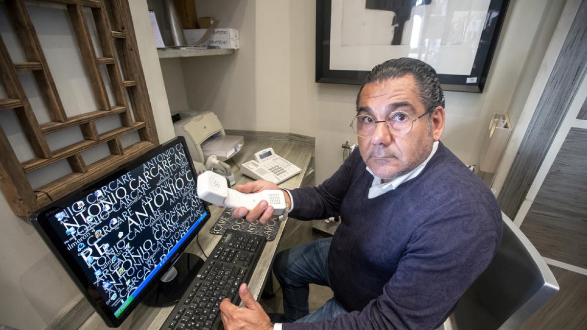 Un comerciante de la calle Salmerón, sín línea telefónica ni conexión a internet.