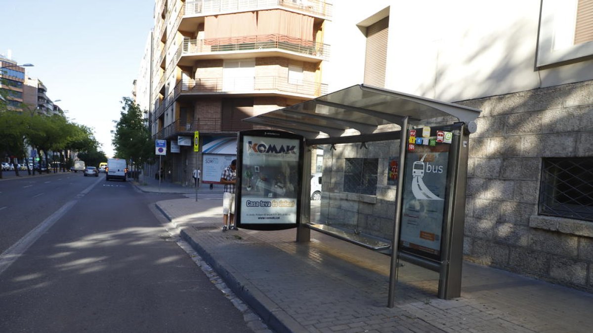 L’agressió es va produir dimecres a les 11.00 en aquesta parada de bus de l’avinguda Prat de la Riba.