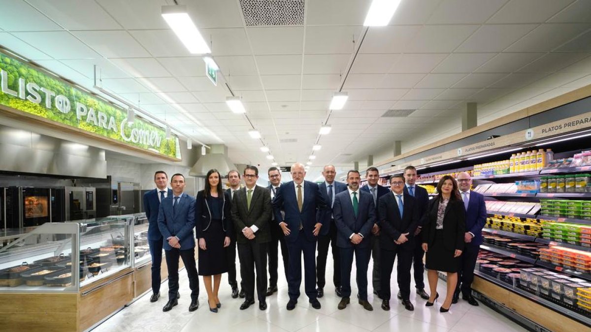 El presidente de Mercadona, Juan Roig, con miembros del comité de dirección de la firma, ayer.