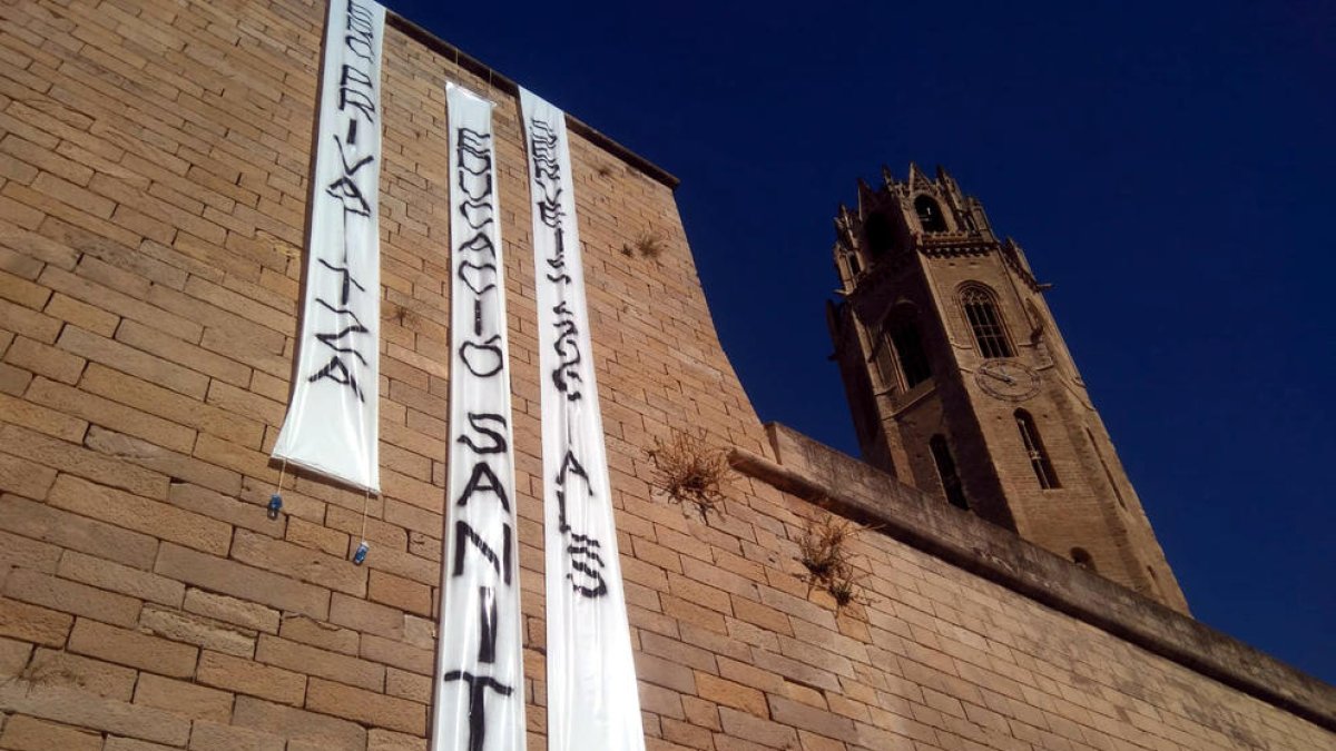 Pengen tres pancartes a la Seu Vella de Lleida contra la 'Llei Aragonès'
