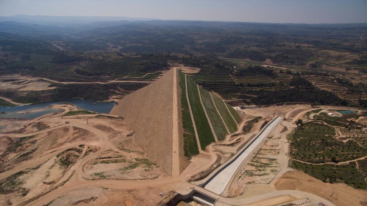 Vista aèria del pantà, la presa del qual està feta de materials solts.