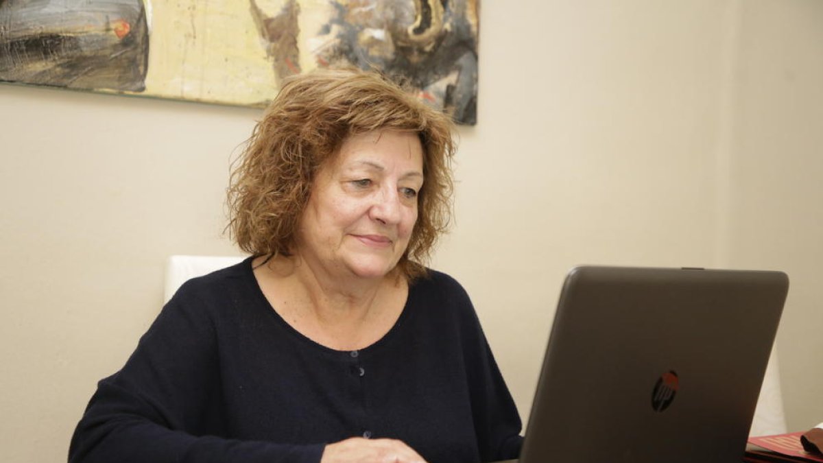 Rosa Querol visita el seu perfil a la xarxa social de Facebook, la més popular entre els lleidatans.