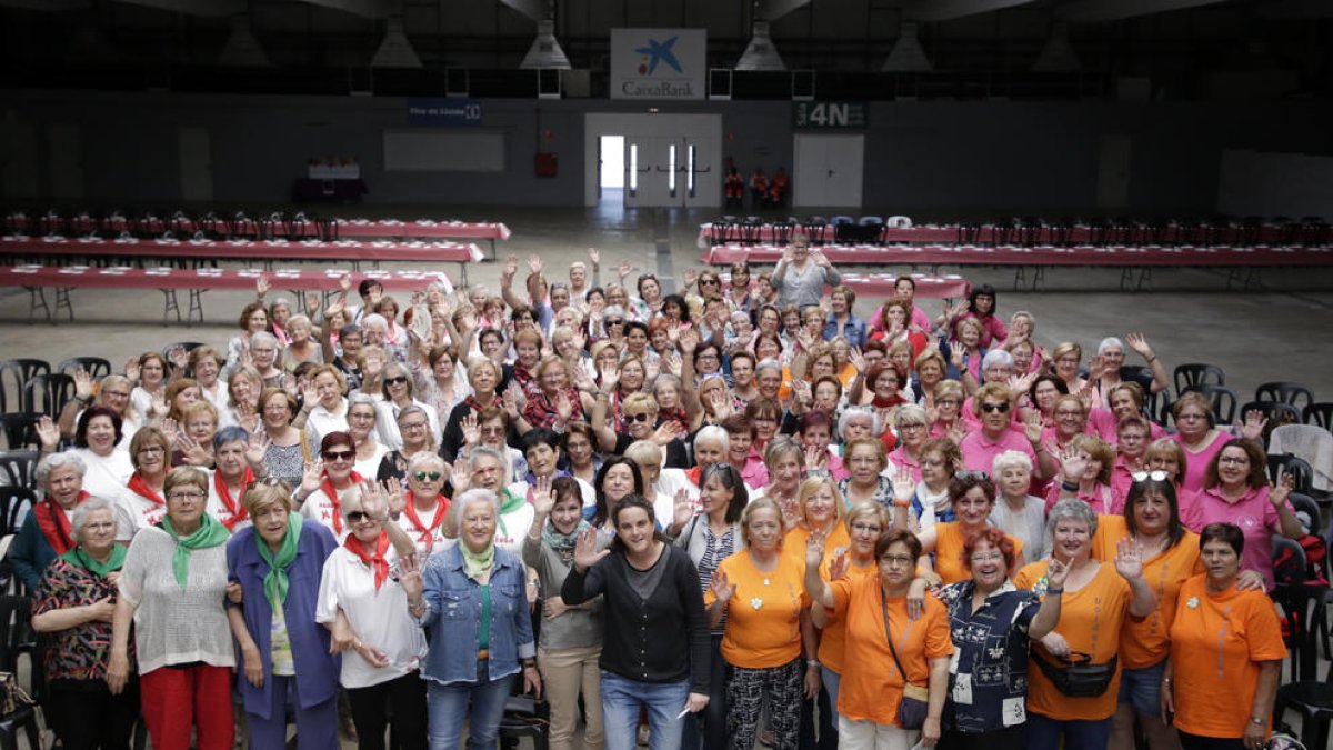 Fotografía de grupo de las participantes ayer en el Aplec de les Dones en la Fira de Lleida.