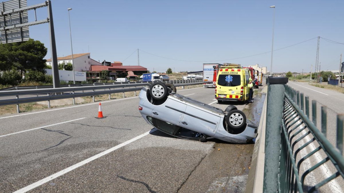 El turismo implicado en el accidente acabó volcando.