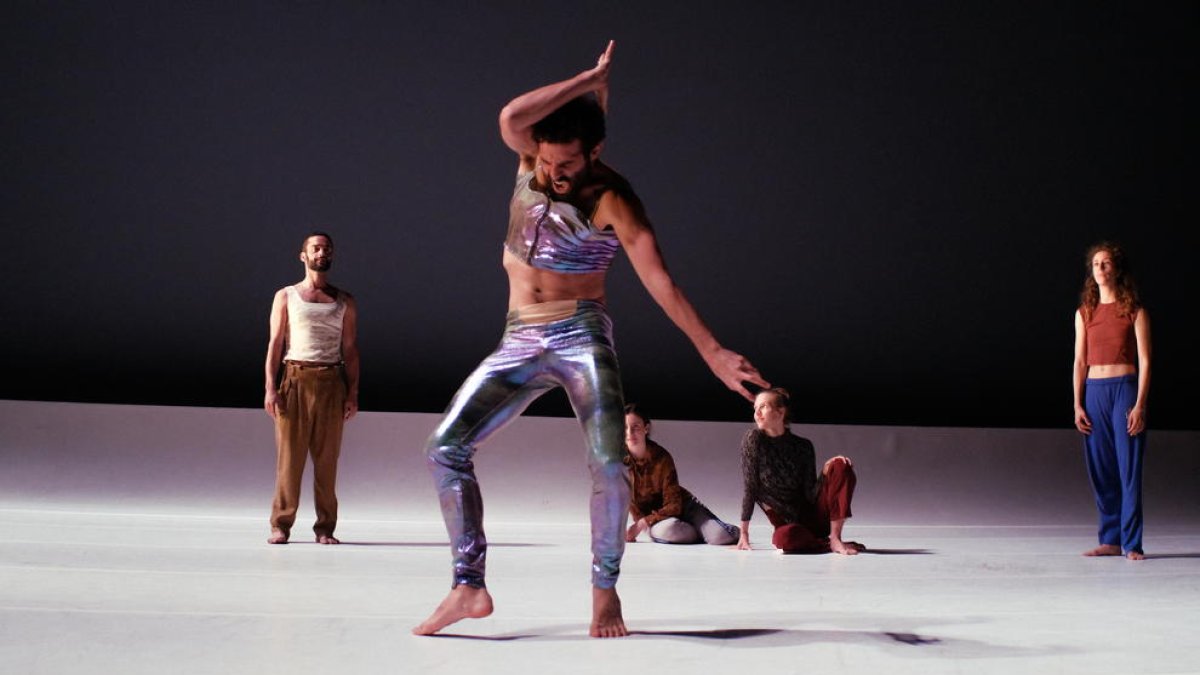 Alguns dels ballarins de ‘Flamingos’, durant un dels assajos.